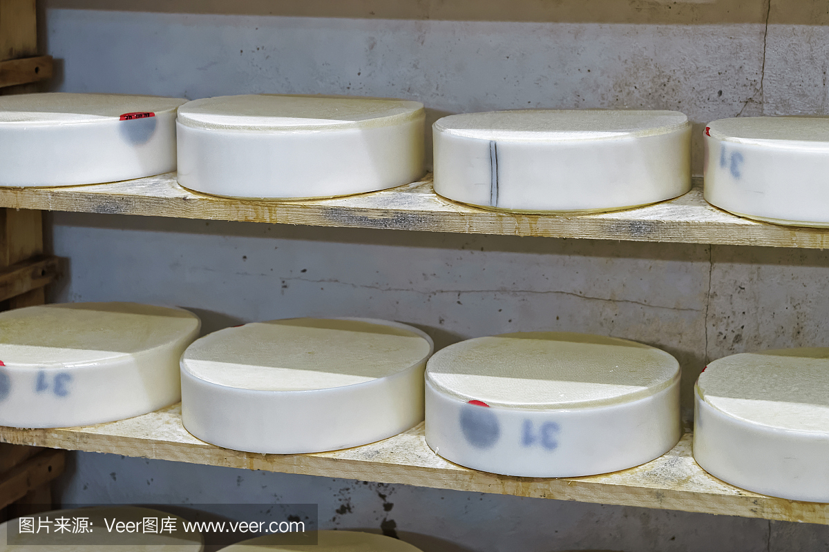 货架上的年轻孔德奶酪在成熟的窖弗朗契孔德